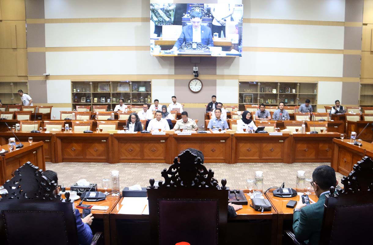 Ketua Komisi III DPR Habiburokhman (kanan) bersama Wakil Ketua Komisi III DPR Ahmad Sahroni (kiri) memimpin rapat kerja dengan pemerintah di Kompleks Parlemen, Senayan, Jakarta, Senin (25/5/2026). (Beritanasional.com/Oke Atmaja)