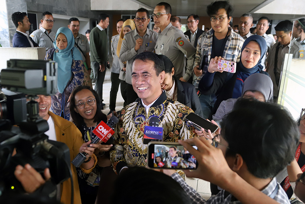 Menteri Pertanian Andi Amran Sulaiman memberikan keterangan kepada wartawan usai rapat kerja yang ditunda di Komisi IV DPR RI. (BeritaNasional/Elvis Sendouw)