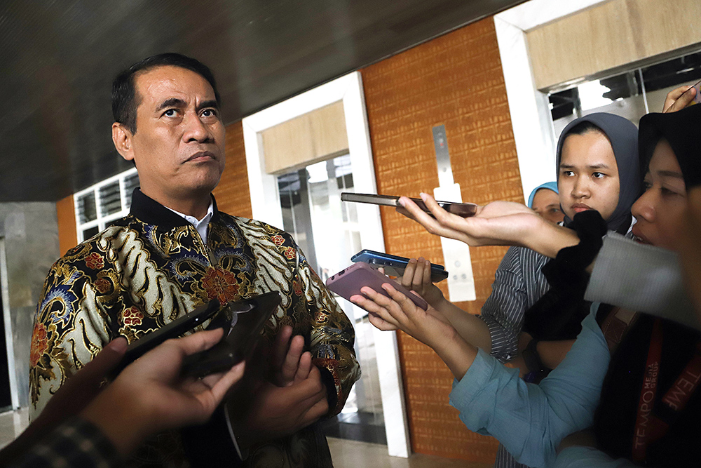 Menteri Pertanian Andi Amran Sulaiman memberikan keterangan kepada wartawan usai rapat kerja yang ditunda di Komisi IV DPR RI. (BeritaNasional/Elvis Sendouw)