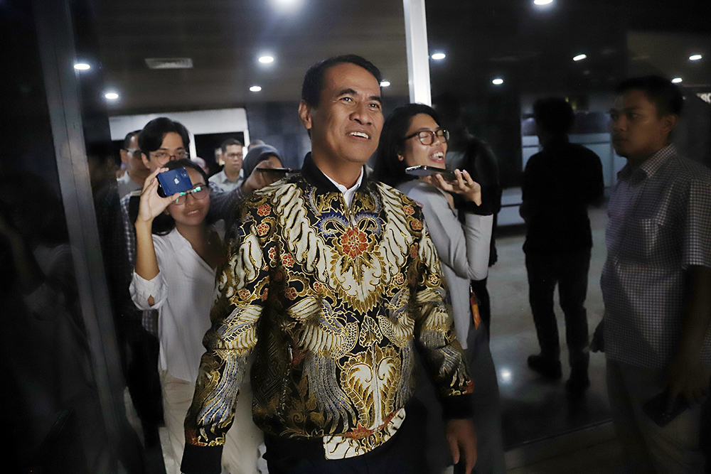 Menteri Pertanian Andi Amran Sulaiman memberikan keterangan kepada wartawan usai rapat kerja yang ditunda di Komisi IV DPR RI. (BeritaNasional/Elvis Sendouw)