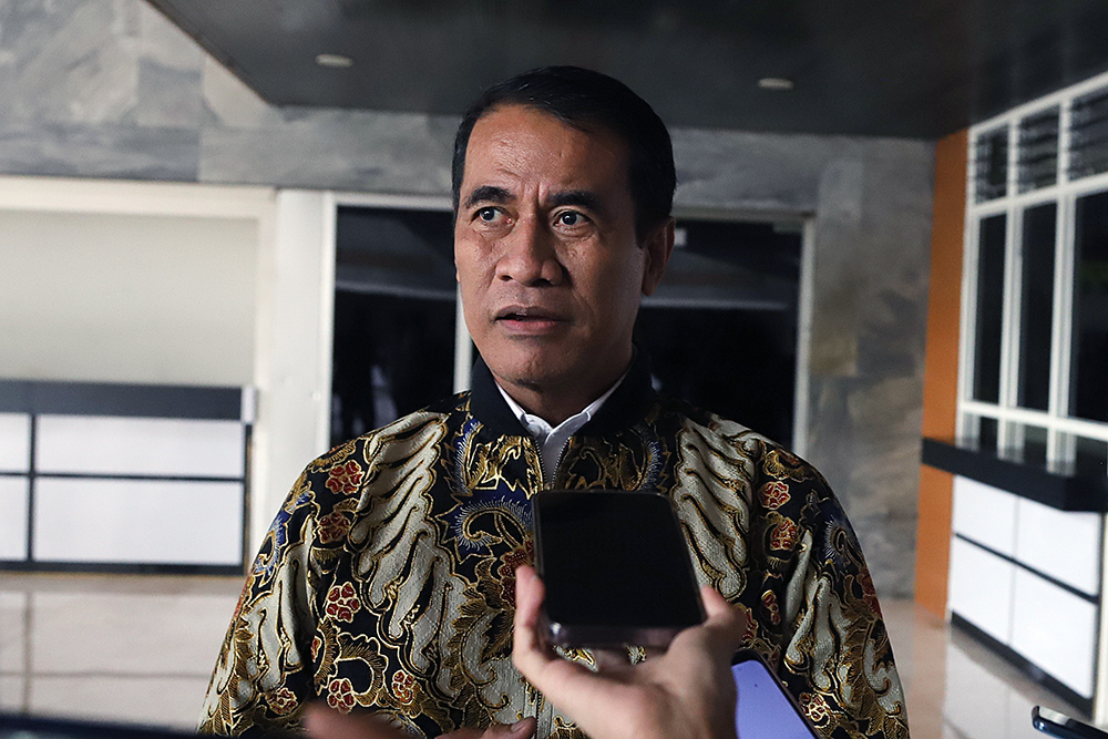 Menteri Pertanian Andi Amran Sulaiman memberikan keterangan kepada wartawan usai rapat kerja yang ditunda di Komisi IV DPR RI. (BeritaNasional/Elvis Sendouw)