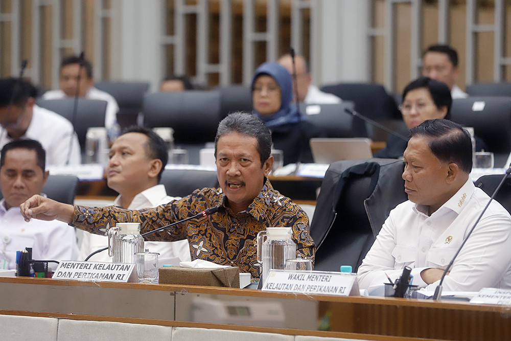 Menteri KKP memberikan penjelasan pada rapat kerja bersama komisi IV DPR. (BeritaNasional/Elvis Sendouw)