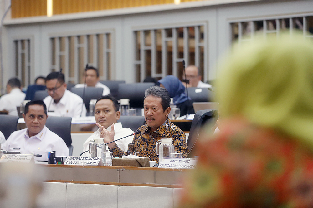 Menteri KKP memberikan penjelasan pada rapat kerja bersama komisi IV DPR. (BeritaNasional/Elvis Sendouw)