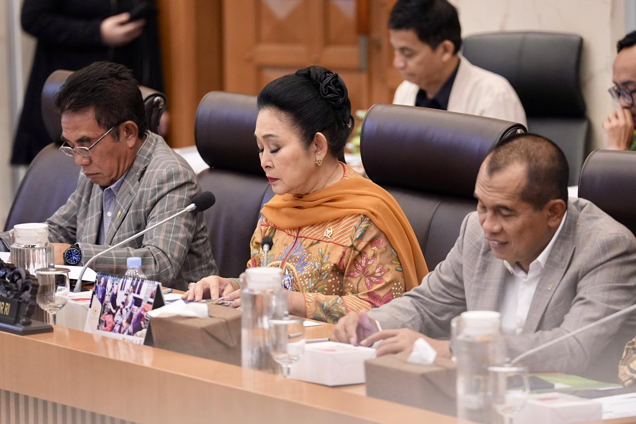 Rapat kerja Komisi IV DPR bersama pemerintah di Kompleks Parlemen, Senayan, Jakarta. (BeritaNasional/Elvis Sendouw)