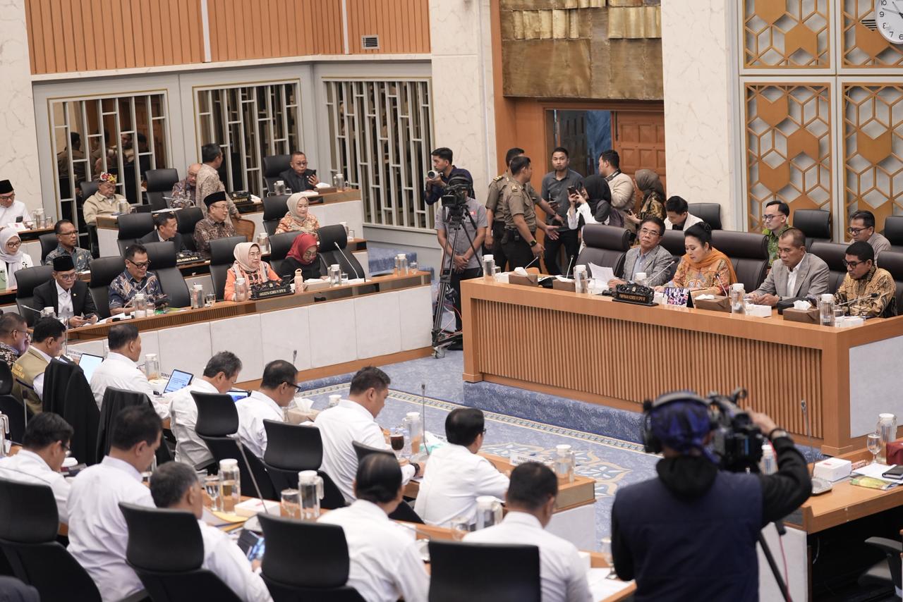Rapat kerja Komisi IV DPR bersama pemerintah di Kompleks Parlemen, Senayan, Jakarta. (BeritaNasional/Elvis Sendouw)