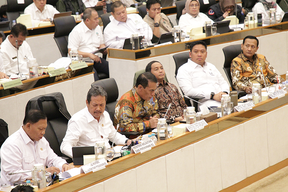 Tiga menteri mengikuti rapat kerja bersama komisi IV DPR. (BeritaNasional/Elvis Sendouw)