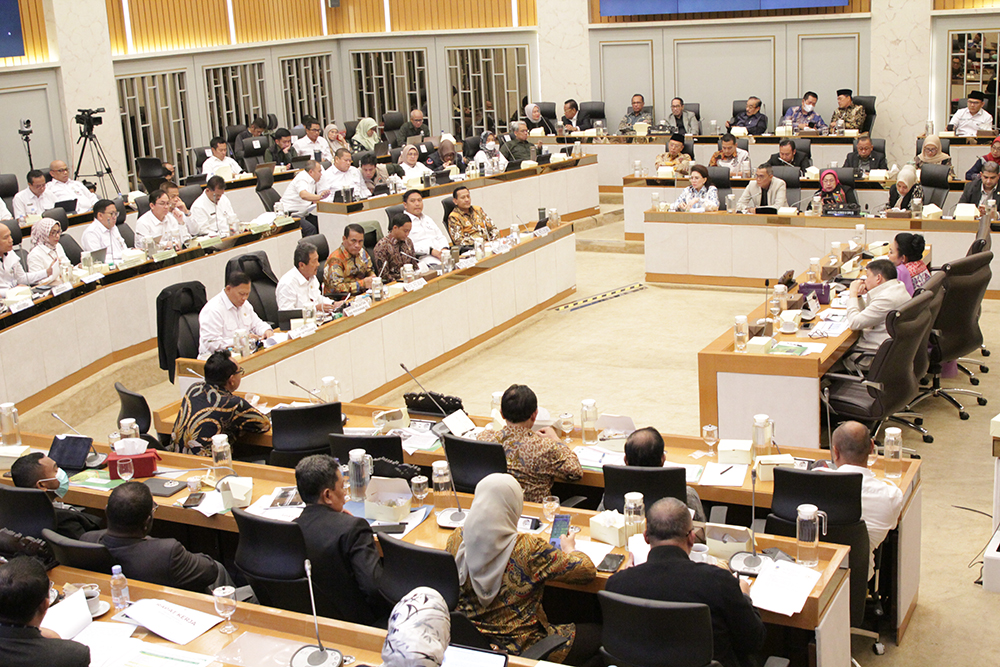 Tiga menteri mengikuti rapat kerja bersama komisi IV DPR. (BeritaNasional/Elvis Sendouw)