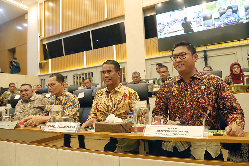 Menteri Pertanian Andi Amran Sulaiman bersama jajaran kementerian mengikuti rapat kerja bersama Komisi IV DPR RI. (BeritaNasional/Elvis Sendouw)