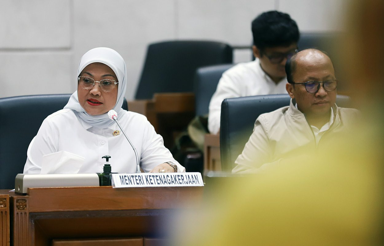 Ketua komisi IX Felly Estelita Runtuwene menyambut Menteri Ketenagakerjaan Ida Fauziyah saat Raker. (IndonesiiaGlobe/Elvis Sendouw)