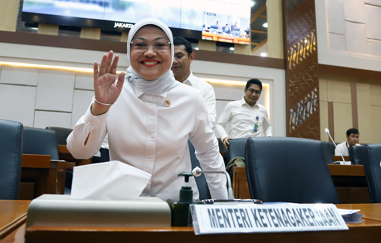 Ketua komisi IX Felly Estelita Runtuwene menyambut Menteri Ketenagakerjaan Ida Fauziyah saat Raker. (IndonesiiaGlobe/Elvis Sendouw)