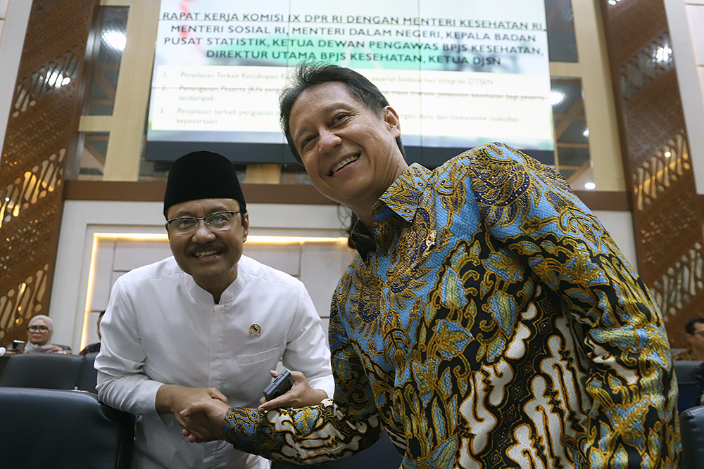 Menteri Kesehatan Budi Gunadi Sadikin (kiri) bersama dengan Menteri Sosial Saifullah Yusuf (kanan) mengikuti rapat kerja dengan Komisi IX DPR. (BeritaNasional/Elvis Sendouw)