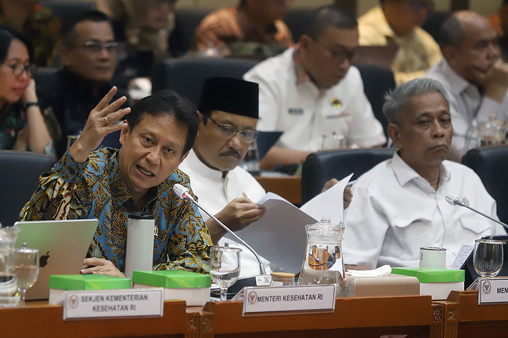 Menteri Kesehatan Budi Gunadi Sadikin (kiri) bersama dengan Menteri Sosial Saifullah Yusuf (kanan) mengikuti rapat kerja dengan Komisi IX DPR. (BeritaNasional/Elvis Sendouw)