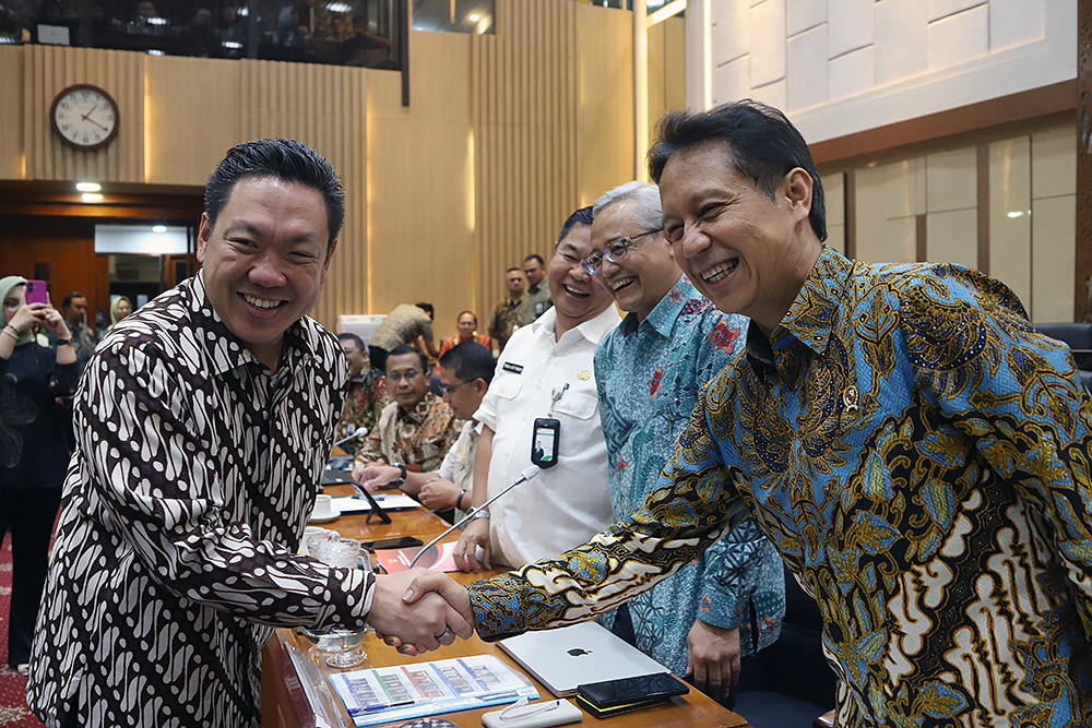 Menteri Kesehatan Budi Gunadi Sadikin (kiri) bersama dengan Menteri Sosial Saifullah Yusuf (kanan) mengikuti rapat kerja dengan Komisi IX DPR. (BeritaNasional/Elvis Sendouw)