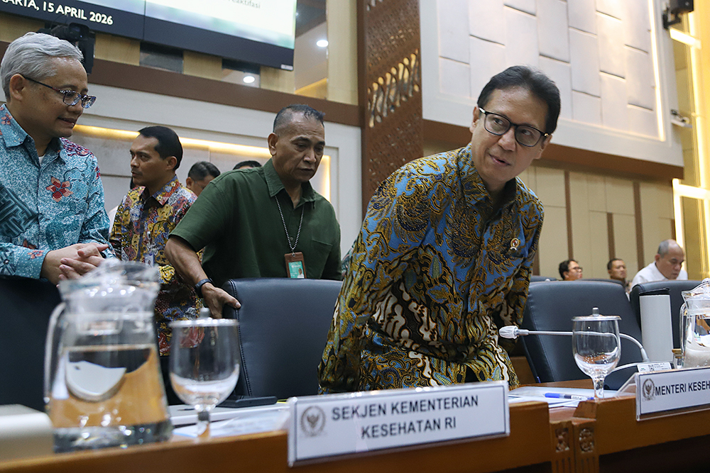 Menteri Kesehatan Budi Gunadi Sadikin (kiri) bersama dengan Menteri Sosial Saifullah Yusuf (kanan) mengikuti rapat kerja dengan Komisi IX DPR. (BeritaNasional/Elvis Sendouw)