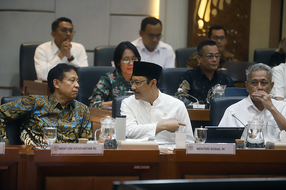 Menteri Kesehatan Budi Gunadi Sadikin (kiri) bersama dengan Menteri Sosial Saifullah Yusuf (kanan) mengikuti rapat kerja dengan Komisi IX DPR. (BeritaNasional/Elvis Sendouw)