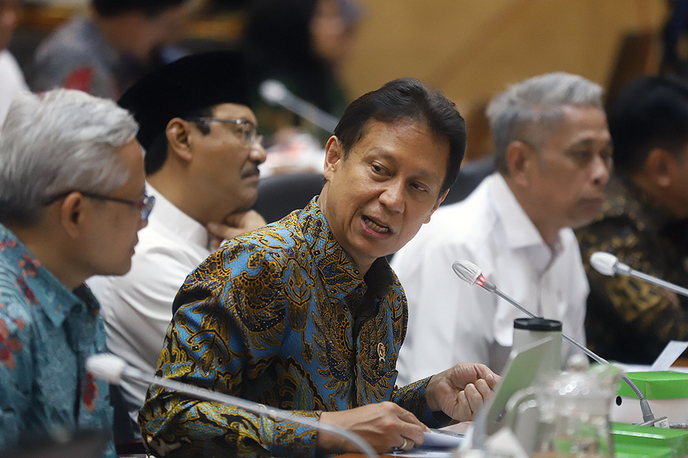 Menteri Kesehatan Budi Gunadi Sadikin (kiri) bersama dengan Menteri Sosial Saifullah Yusuf (kanan) mengikuti rapat kerja dengan Komisi IX DPR. (BeritaNasional/Elvis Sendouw)