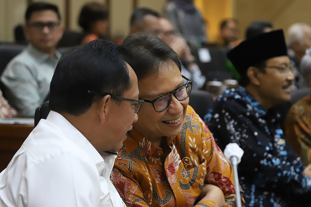 Pemberlakuan Pemungutan Pajak bagi Penjual Daring Pelaku UMKM menjual kaos melalui siaran langsung di bengkel kerja Sinergi Adv di kawasan Srengseng Sawah, Jakarta Selatan Selasa (15/7/2025). (Beritanasional.com/Oke Atmaja)