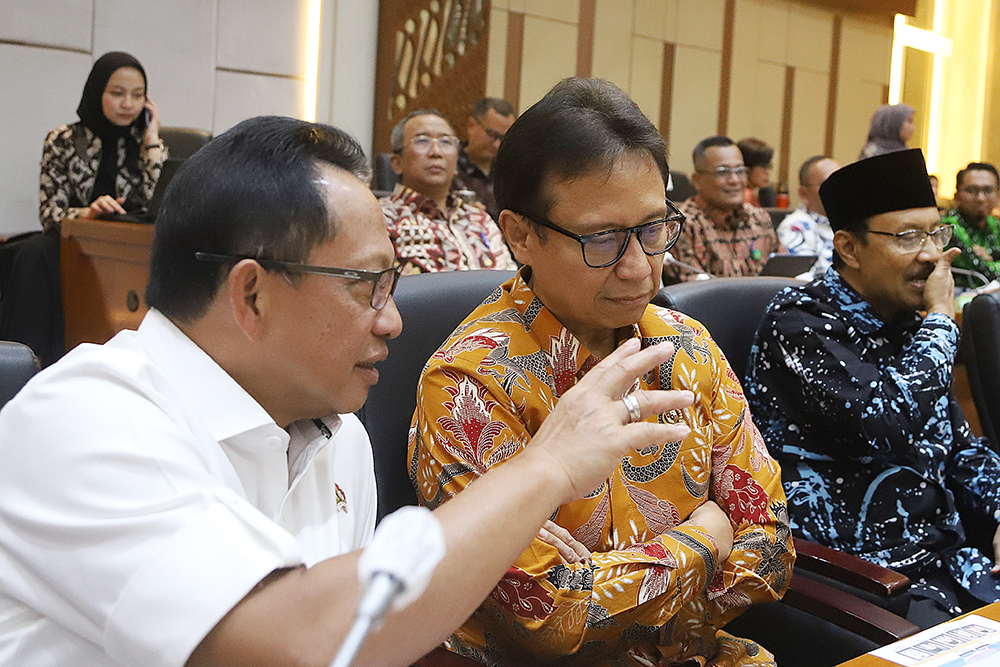 Pemberlakuan Pemungutan Pajak bagi Penjual Daring Pelaku UMKM menjual kaos melalui siaran langsung di bengkel kerja Sinergi Adv di kawasan Srengseng Sawah, Jakarta Selatan Selasa (15/7/2025). (Beritanasional.com/Oke Atmaja)