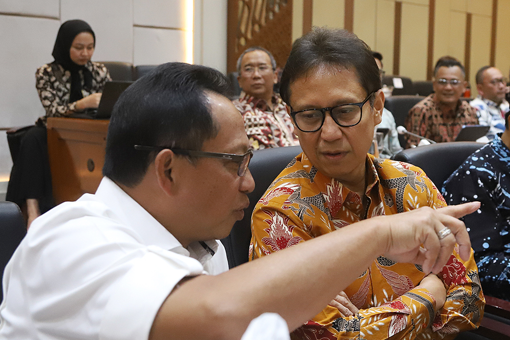 Pemberlakuan Pemungutan Pajak bagi Penjual Daring Pelaku UMKM menjual kaos melalui siaran langsung di bengkel kerja Sinergi Adv di kawasan Srengseng Sawah, Jakarta Selatan Selasa (15/7/2025). (Beritanasional.com/Oke Atmaja)