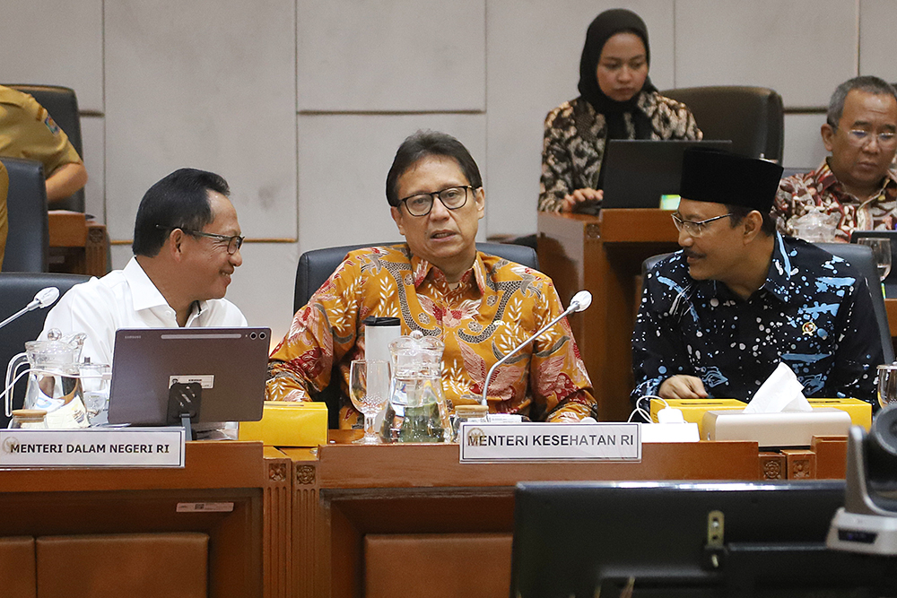 Pemberlakuan Pemungutan Pajak bagi Penjual Daring Pelaku UMKM menjual kaos melalui siaran langsung di bengkel kerja Sinergi Adv di kawasan Srengseng Sawah, Jakarta Selatan Selasa (15/7/2025). (Beritanasional.com/Oke Atmaja)