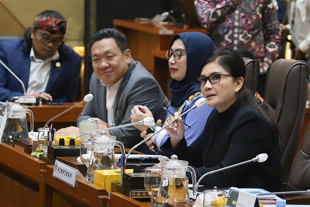 Pemberlakuan Pemungutan Pajak bagi Penjual Daring Pelaku UMKM menjual kaos melalui siaran langsung di bengkel kerja Sinergi Adv di kawasan Srengseng Sawah, Jakarta Selatan Selasa (15/7/2025). (Beritanasional.com/Oke Atmaja)