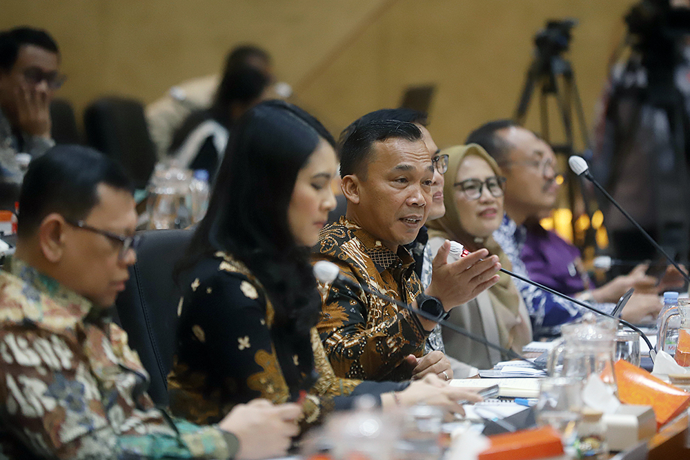 Menteri Kependudukan dan Pembangunan Keluarga/Kepala BKKBN Wihaji (tengah) dan Wakil Menteri Kependudukan dan Pembangunan Keluarga Isyana Bagoes Oka (kiri) mengikuti rapat kerja bersama Komisi IX DPR. (BeritaNasional/Elvis Sendouw)