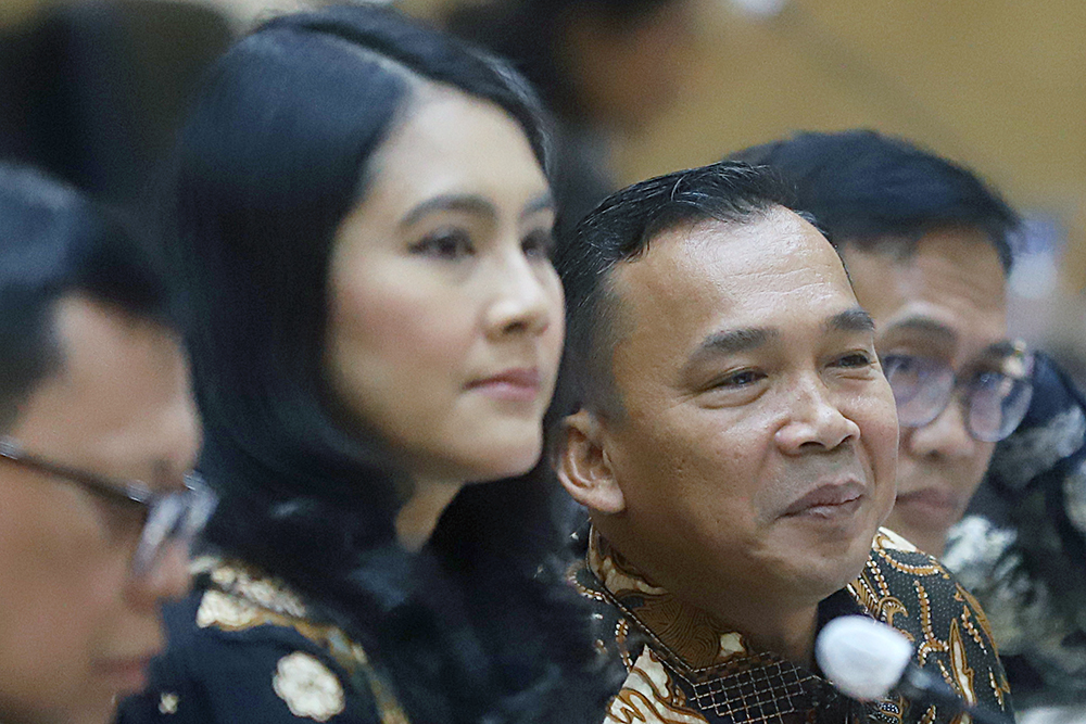Menteri Kependudukan dan Pembangunan Keluarga/Kepala BKKBN Wihaji (tengah) dan Wakil Menteri Kependudukan dan Pembangunan Keluarga Isyana Bagoes Oka (kiri) mengikuti rapat kerja bersama Komisi IX DPR. (BeritaNasional/Elvis Sendouw)