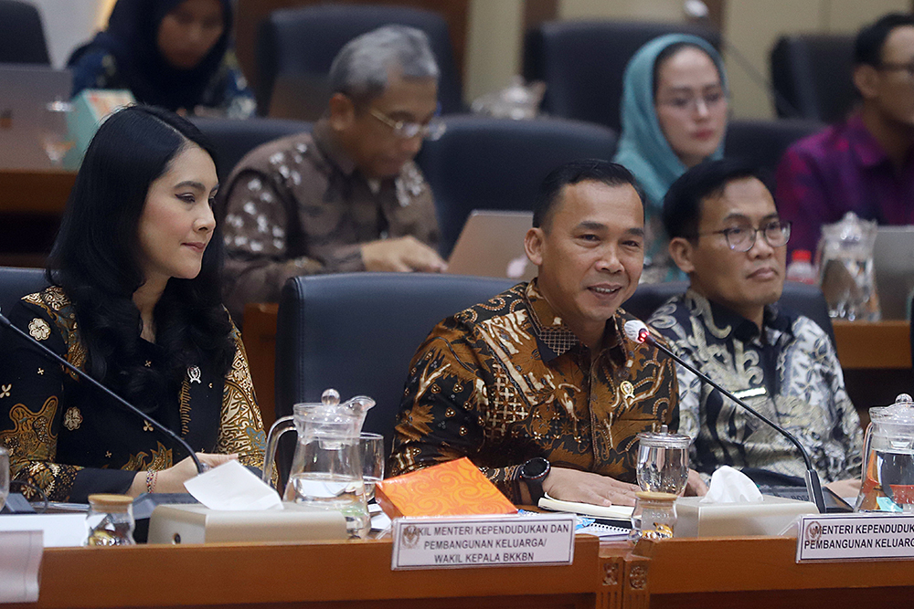 Menteri Kependudukan dan Pembangunan Keluarga/Kepala BKKBN Wihaji (tengah) dan Wakil Menteri Kependudukan dan Pembangunan Keluarga Isyana Bagoes Oka (kiri) mengikuti rapat kerja bersama Komisi IX DPR. (BeritaNasional/Elvis Sendouw)