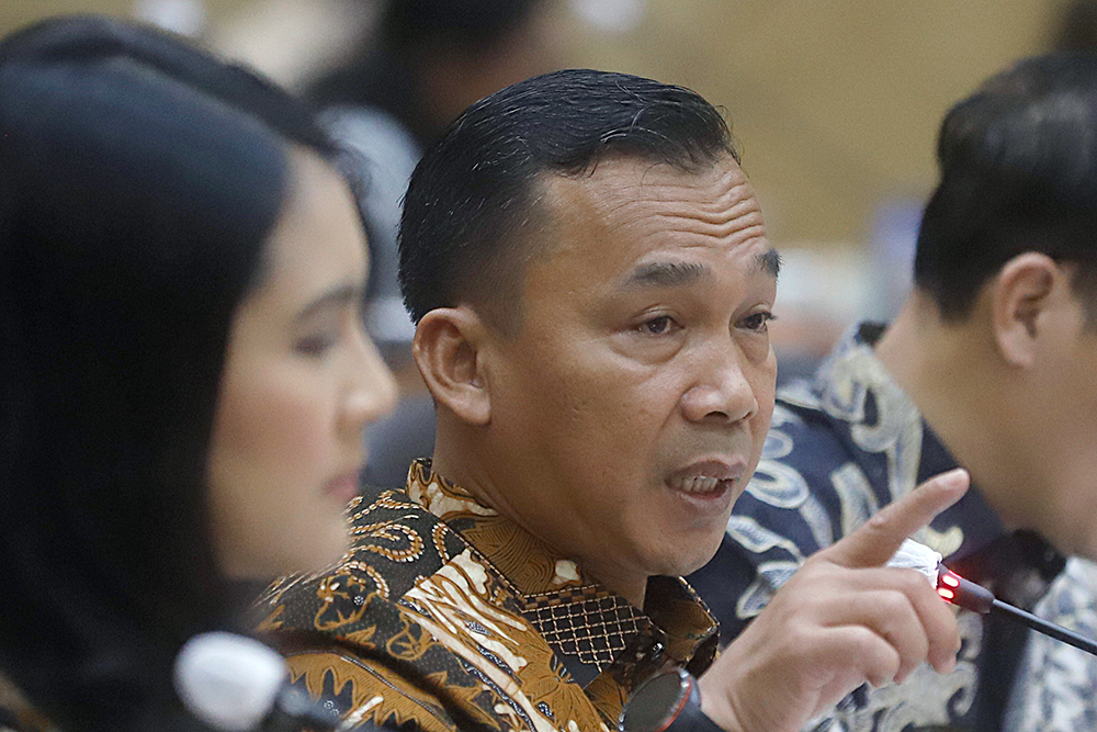 Menteri Kependudukan dan Pembangunan Keluarga/Kepala BKKBN Wihaji (tengah) dan Wakil Menteri Kependudukan dan Pembangunan Keluarga Isyana Bagoes Oka (kiri) mengikuti rapat kerja bersama Komisi IX DPR. (BeritaNasional/Elvis Sendouw)