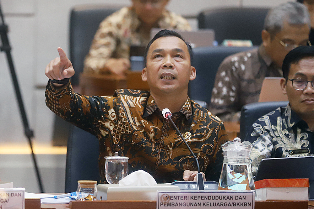 Menteri Kependudukan dan Pembangunan Keluarga/Kepala BKKBN Wihaji (tengah) dan Wakil Menteri Kependudukan dan Pembangunan Keluarga Isyana Bagoes Oka (kiri) mengikuti rapat kerja bersama Komisi IX DPR. (BeritaNasional/Elvis Sendouw)