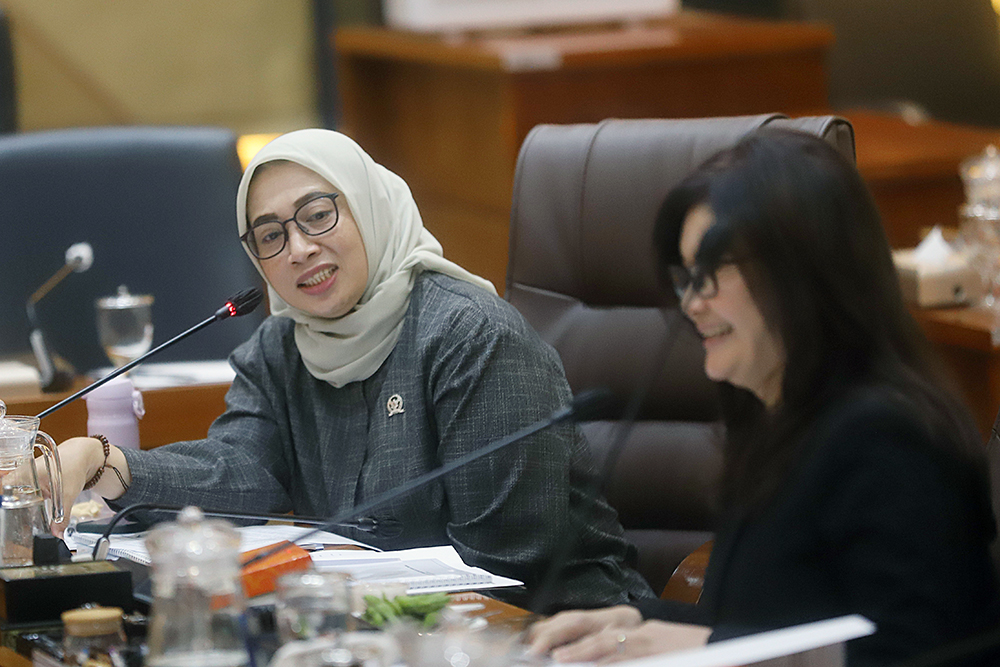 Menteri Kependudukan dan Pembangunan Keluarga/Kepala BKKBN Wihaji (tengah) dan Wakil Menteri Kependudukan dan Pembangunan Keluarga Isyana Bagoes Oka (kiri) mengikuti rapat kerja bersama Komisi IX DPR. (BeritaNasional/Elvis Sendouw)