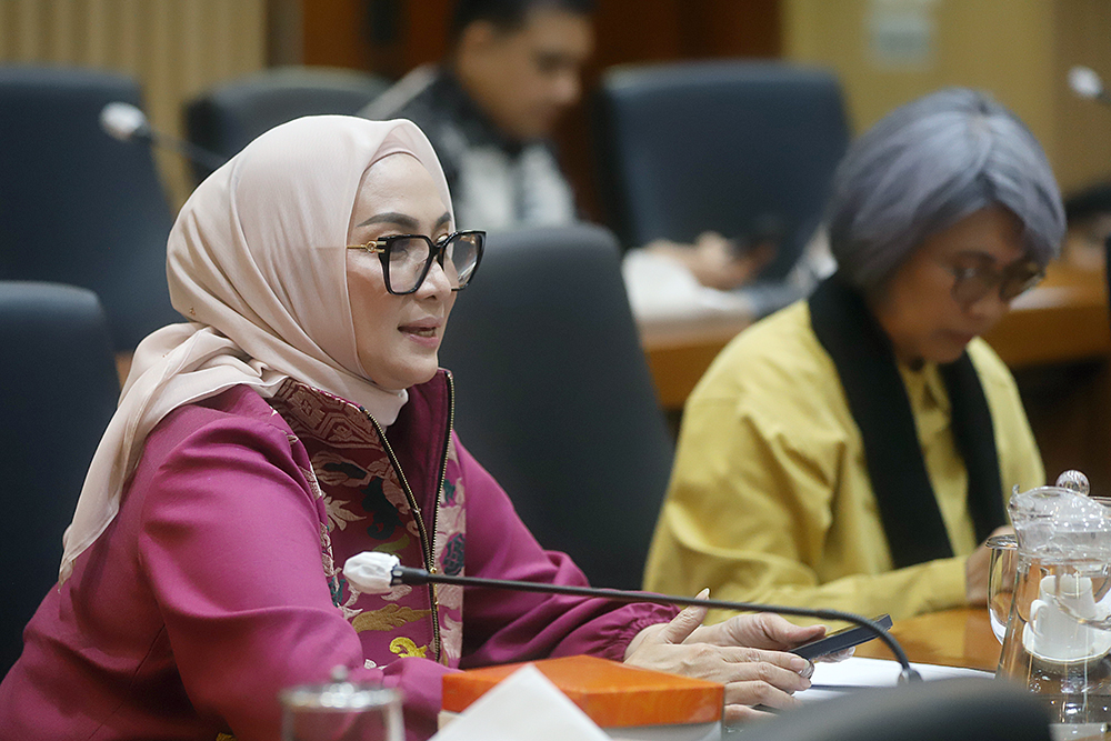 Menteri Kependudukan dan Pembangunan Keluarga/Kepala BKKBN Wihaji (tengah) dan Wakil Menteri Kependudukan dan Pembangunan Keluarga Isyana Bagoes Oka (kiri) mengikuti rapat kerja bersama Komisi IX DPR. (BeritaNasional/Elvis Sendouw)