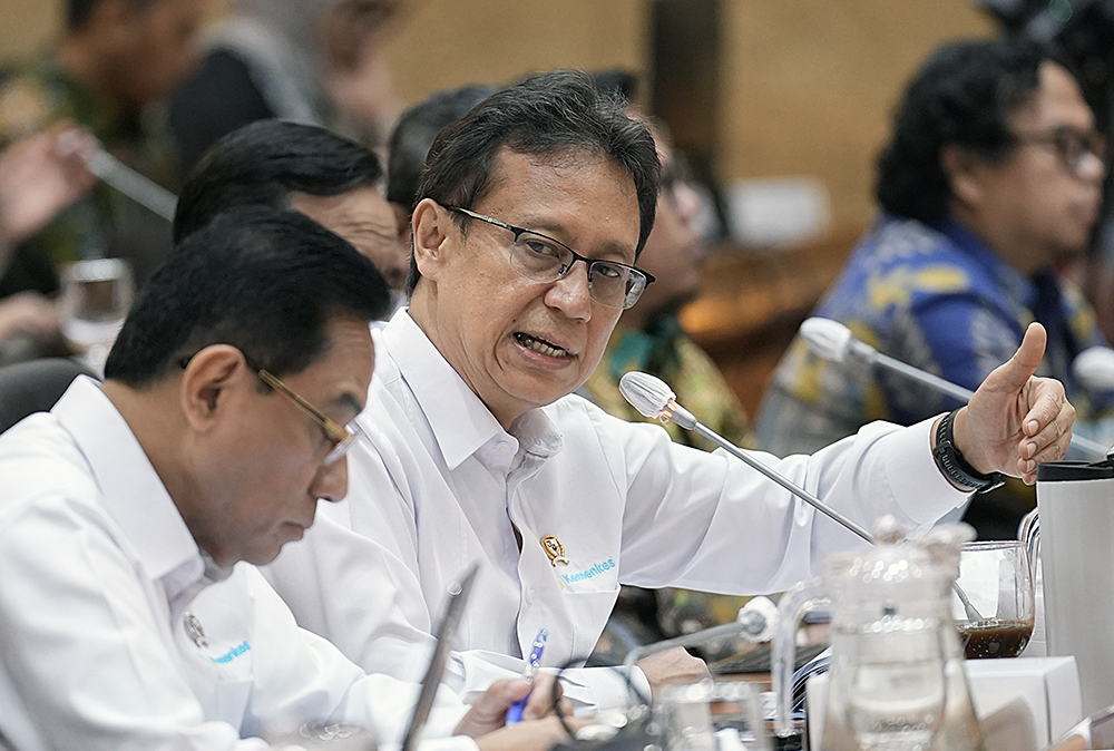Menteri Kesehatan Budi Gunadi Sadikin menyampaikan paparan saat mengikuti rapat kerja bersama Komisi IX DPR. (BeritaNasional/Elvis Sendouw)