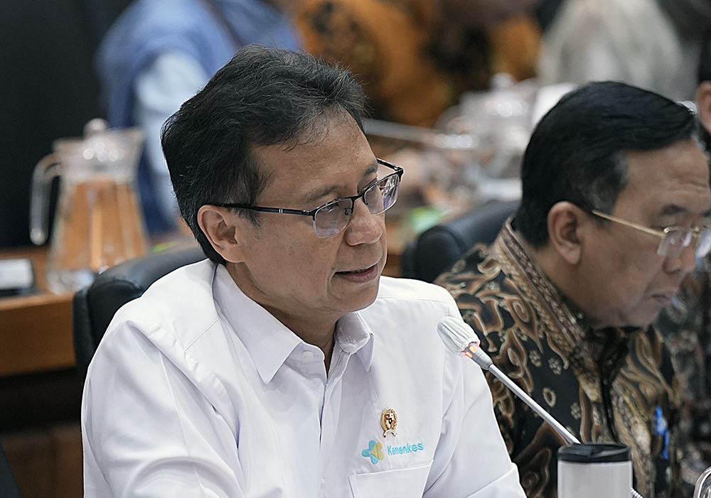 Menteri Kesehatan Budi Gunadi Sadikin menyampaikan paparan saat mengikuti rapat kerja bersama Komisi IX DPR. (BeritaNasional/Elvis Sendouw)