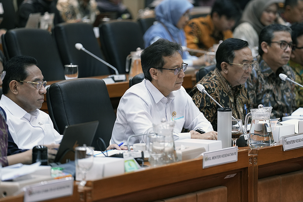 Menteri Kesehatan Budi Gunadi Sadikin menyampaikan paparan saat mengikuti rapat kerja bersama Komisi IX DPR. (BeritaNasional/Elvis Sendouw)