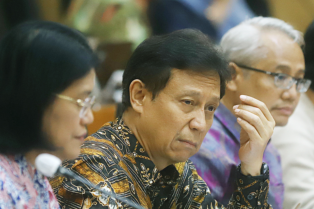 Menteri Kesehatan Budi Gunadi Sadikin (kanan) menyampaikan paparan dalam rapat kerja dengan Komisi IX DPR. (BeritaNasional/Elvis Sendouw)