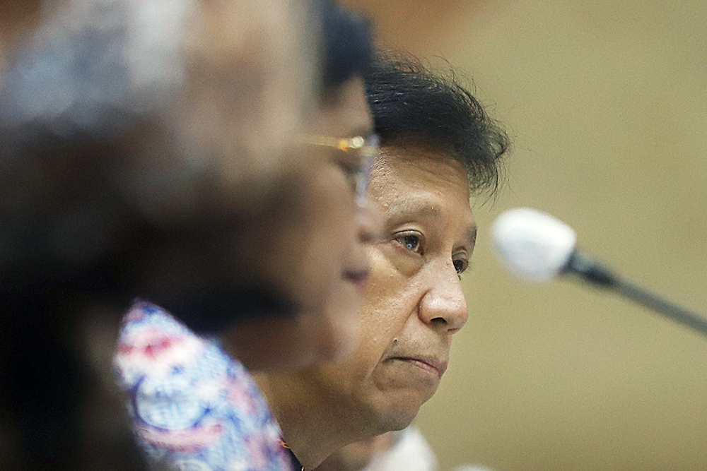 Menteri Kesehatan Budi Gunadi Sadikin (kanan) menyampaikan paparan dalam rapat kerja dengan Komisi IX DPR. (BeritaNasional/Elvis Sendouw)