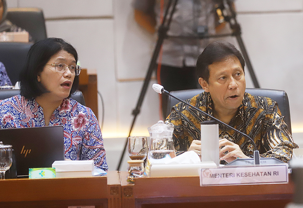 Menteri Kesehatan Budi Gunadi Sadikin (kanan) menyampaikan paparan dalam rapat kerja dengan Komisi IX DPR. (BeritaNasional/Elvis Sendouw)