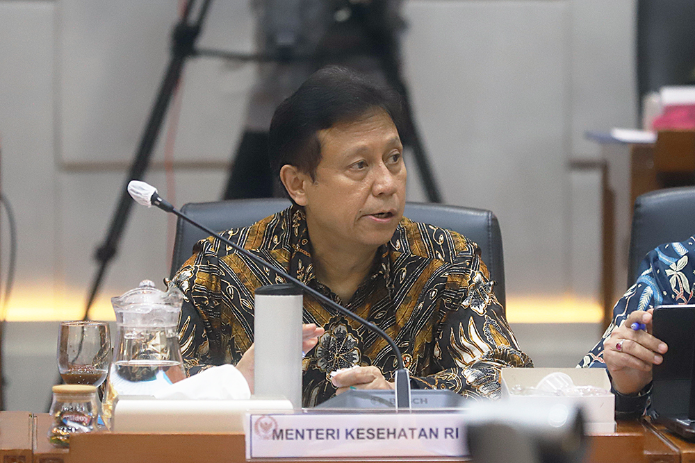 Menteri Kesehatan Budi Gunadi Sadikin (kanan) menyampaikan paparan dalam rapat kerja dengan Komisi IX DPR. (BeritaNasional/Elvis Sendouw)