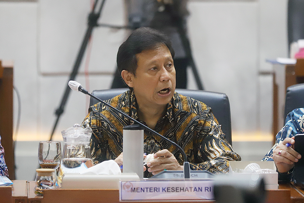 Menteri Kesehatan Budi Gunadi Sadikin (kanan) menyampaikan paparan dalam rapat kerja dengan Komisi IX DPR. (BeritaNasional/Elvis Sendouw)