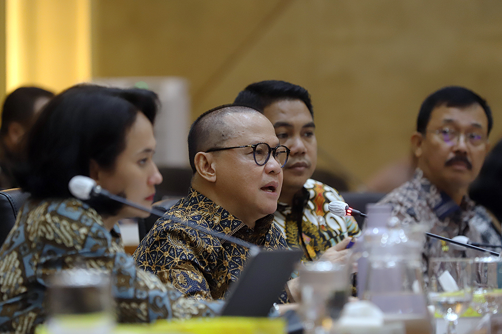 Menteri Pelindungan Pekerja Migran Indonesia (P2MI)/Kepala BP2MI Mukhtarudin bersama jajaran kementerian mengikuti rapat kerja bersama Komisi IX DPR. (BeritaNasional/Elvis Sendouw)