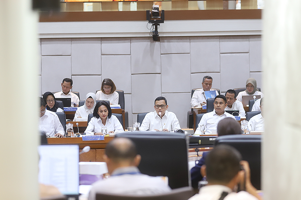 Menteri Pelindungan Pekerja Migran Indonesia (PPMI)/Badan Pelindungan PMI (BP2MI) Abdul Kadir Karding bersama jajaran menghadiri rapat kerja bersama komisi IX. (BeritaNasional/Elvis Sendouw)