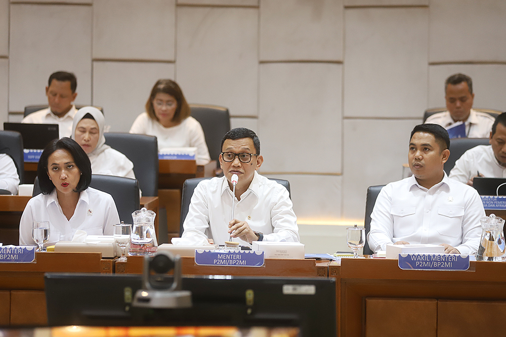 Menteri Pelindungan Pekerja Migran Indonesia (PPMI)/Badan Pelindungan PMI (BP2MI) Abdul Kadir Karding bersama jajaran menghadiri rapat kerja bersama komisi IX. (BeritaNasional/Elvis Sendouw)