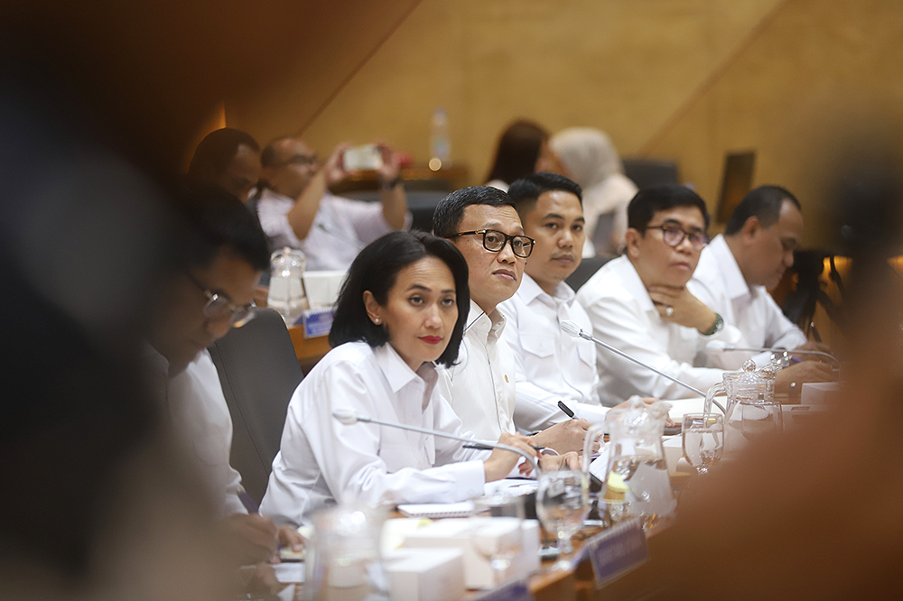 Menteri Pelindungan Pekerja Migran Indonesia (PPMI)/Badan Pelindungan PMI (BP2MI) Abdul Kadir Karding bersama jajaran menghadiri rapat kerja bersama komisi IX. (BeritaNasional/Elvis Sendouw)