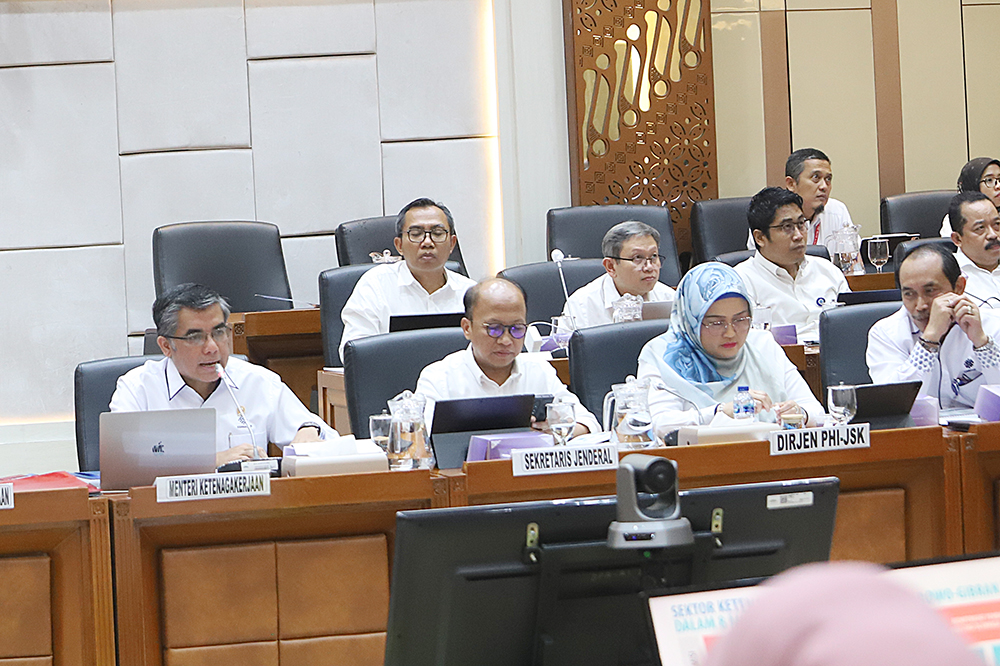 Menteri Ketenagakerjaan Yassierli menghadiri rapat kerja bersama Komisi IX. (BeritaNasional/Elvis Sendouw)