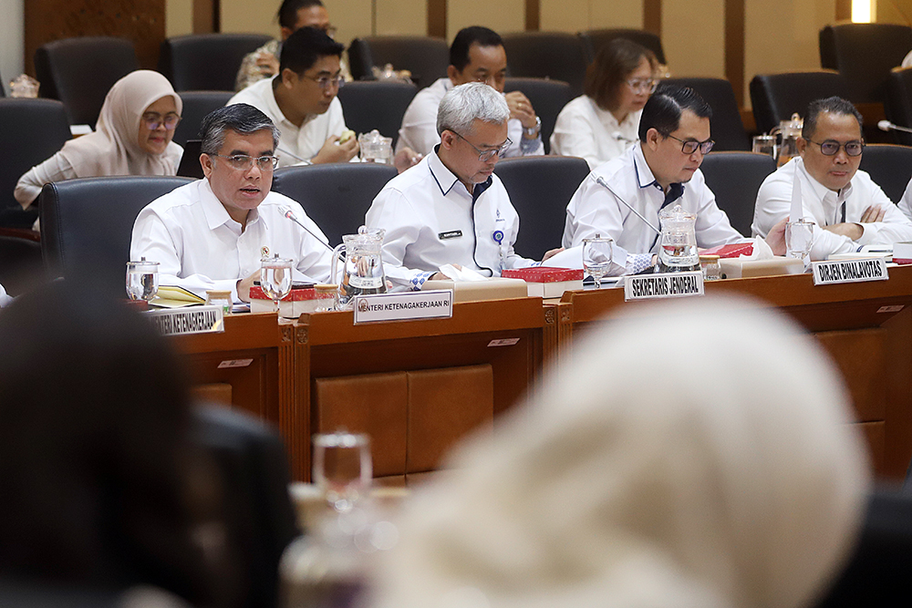 Menteri Ketenagakerjaan (Menaker) Yassierli mengikuti rapat kerja bersama Komisi IX DPR. (BeritaNasional/Elvis Sendouw)