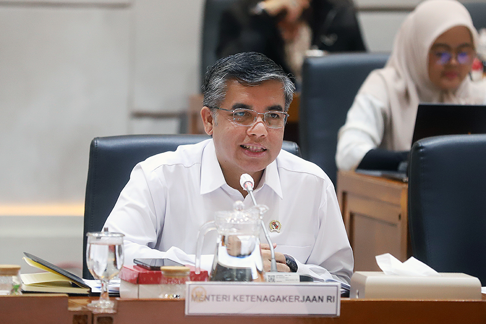 Menaker Yassierli mengikuti rapat kerja bersama Komisi IX DPR. (BeritaNasional/Elvis Sendouw)