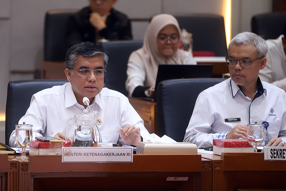 Menteri Ketenagakerjaan (Menaker) Yassierli mengikuti rapat kerja bersama Komisi IX DPR. (BeritaNasional/Elvis Sendouw)