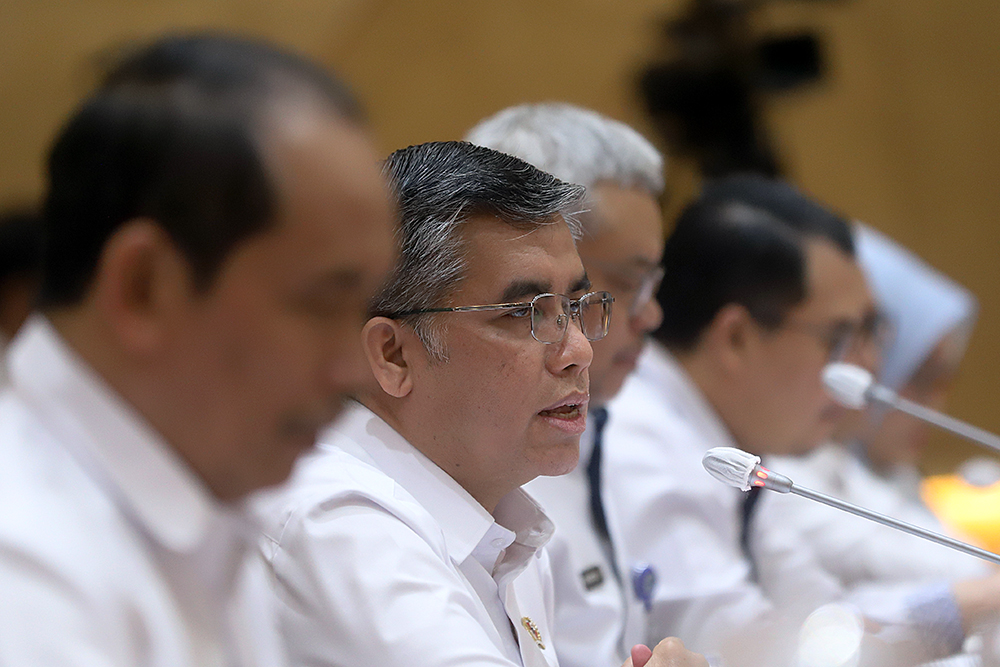 Menteri Ketenagakerjaan (Menaker) Yassierli mengikuti rapat kerja bersama Komisi IX DPR. (BeritaNasional/Elvis Sendouw)