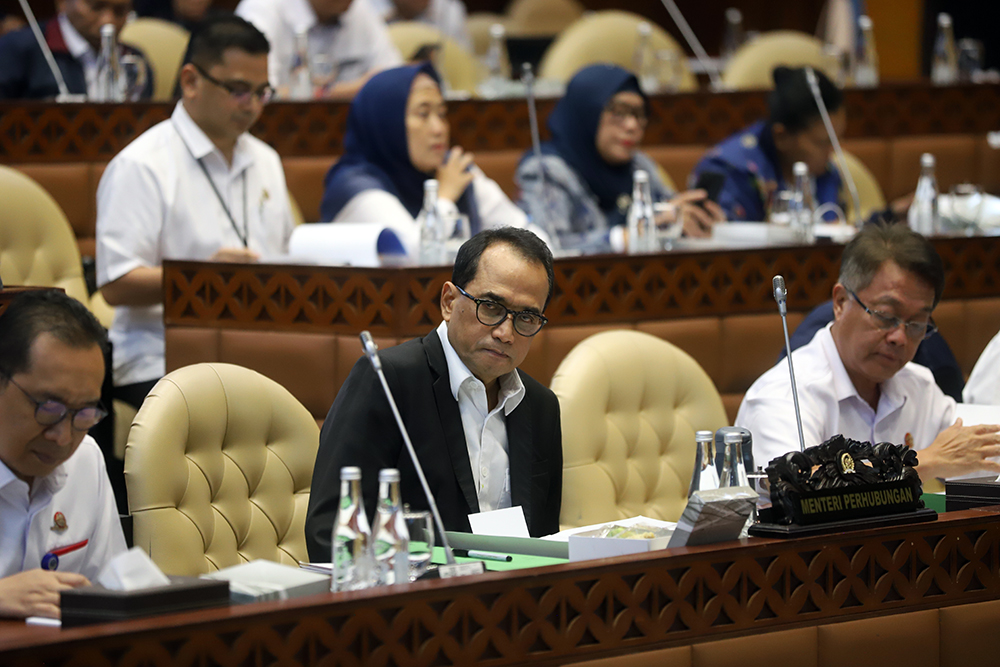 Rapat kerja komisi V bersama Menteri Perhubungan bahas RAPBN dan RKA-KL. (BeritaNasional/Elvis Sendouw)